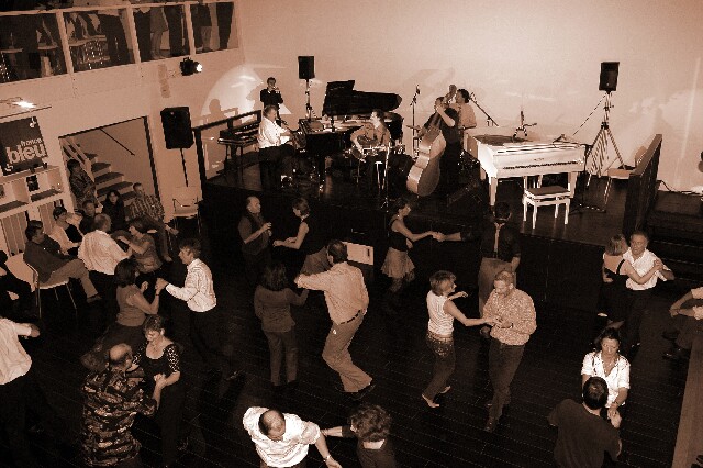 min 2006 12 16 beaune boogie 359 sepia